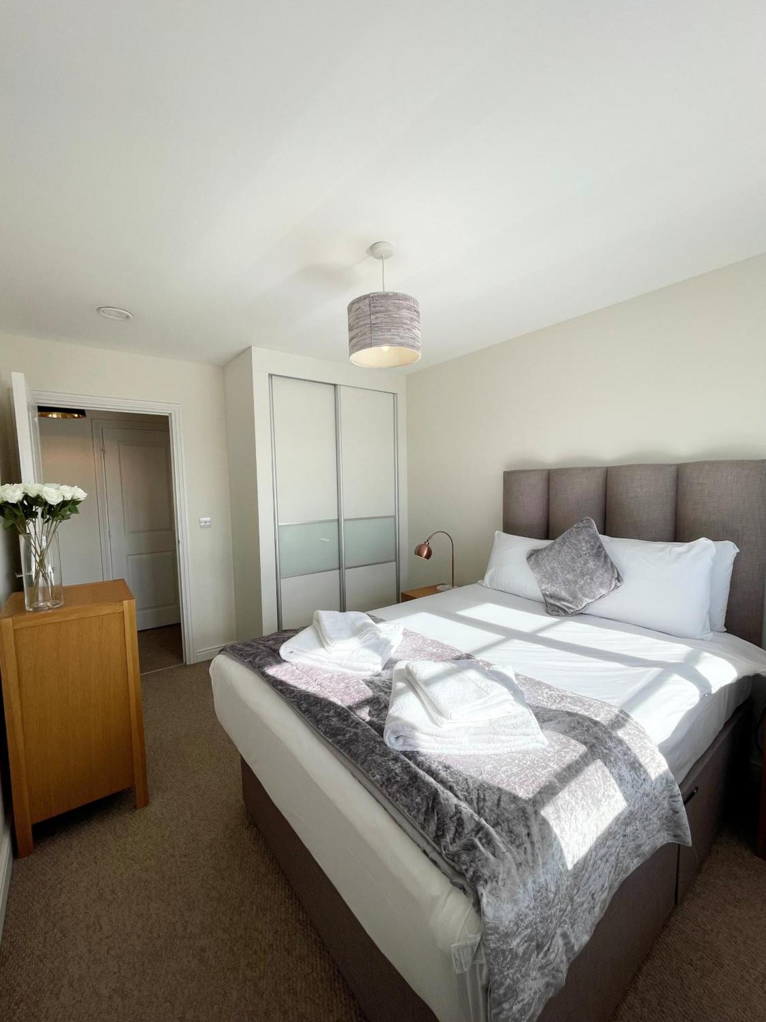 Blue Sky Apartments @Wallis Square, Farnborough Farnborough  Eksteriør billede