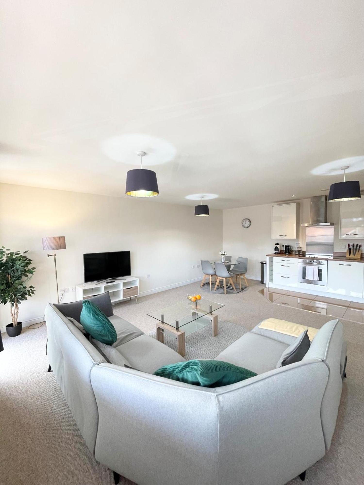 Blue Sky Apartments @Wallis Square, Farnborough Farnborough  Eksteriør billede
